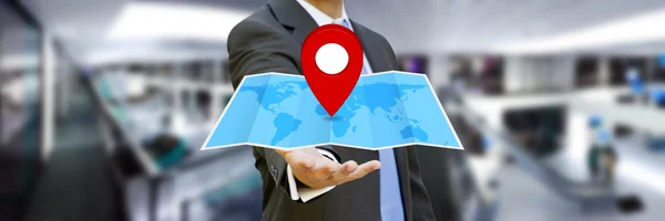 Geschäftsmann hält digitale Landkarte in den Händen — Stockfoto