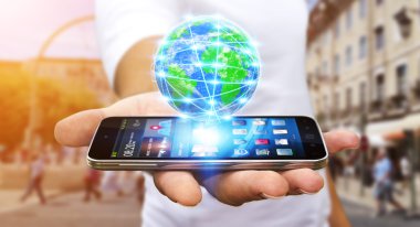 Modern cep telefonu ile internet üzerinde sörf işadamı