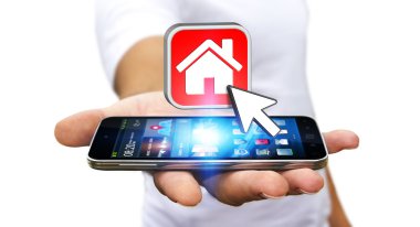 Bir daire kiralamak için modern cep telefonu kullanarak iş adamı