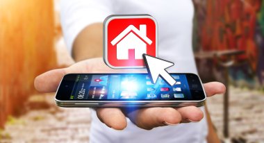 Bir daire kiralamak için modern cep telefonu kullanarak iş adamı