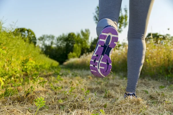 Frau läuft in ein Feld — Stockfoto