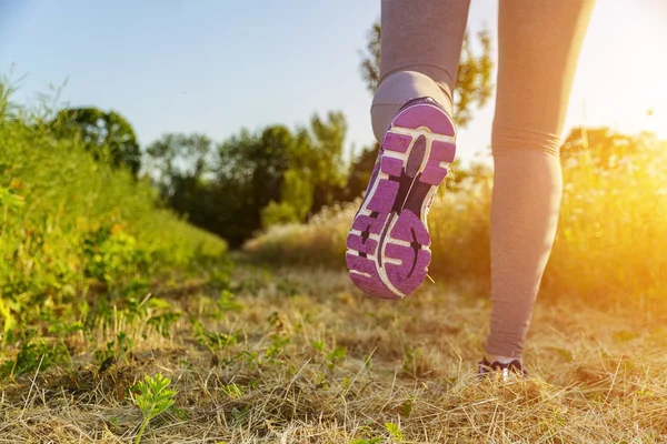 Donna che corre in un campo — Foto Stock