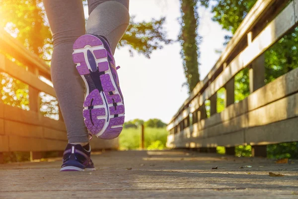 Mujer corriendo en un campo —  Fotos de Stock