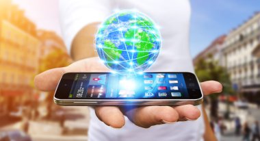 Modern cep telefonu ile internet üzerinde sörf işadamı