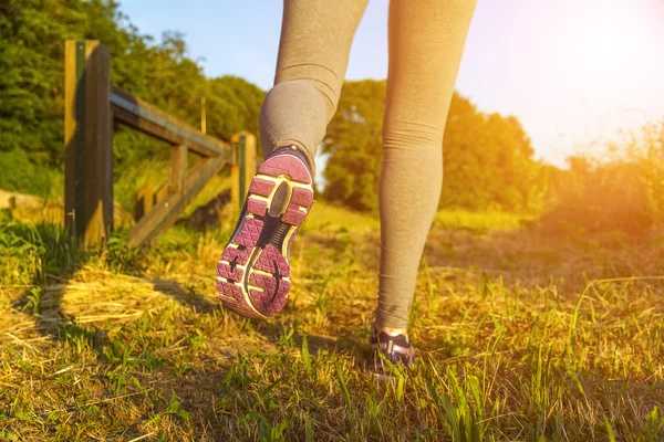 Donna che corre in un campo — Foto Stock