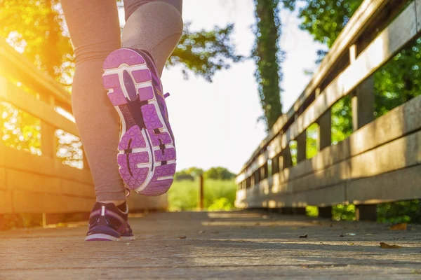 Mujer corriendo en un campo —  Fotos de Stock