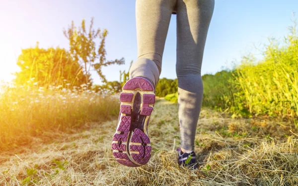 Woman running in a field — Stock Photo, Image