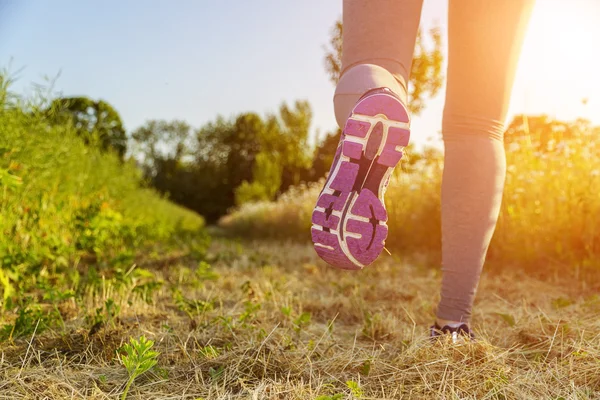 Mujer corriendo en un campo —  Fotos de Stock