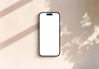 PARIS - Fransa - 10 Eylül 2024: Apple akıllı telefonu, Iphone 15 maksimum gümüş rengi. Gölgeli cep telefonu modeliName