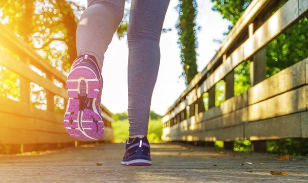 Donna che corre in un campo — Foto Stock