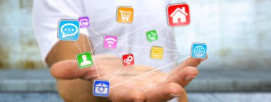 Genç adam holding dijital uygulama