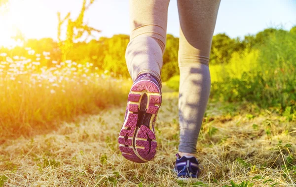 Woman running in a field — Stock Photo, Image