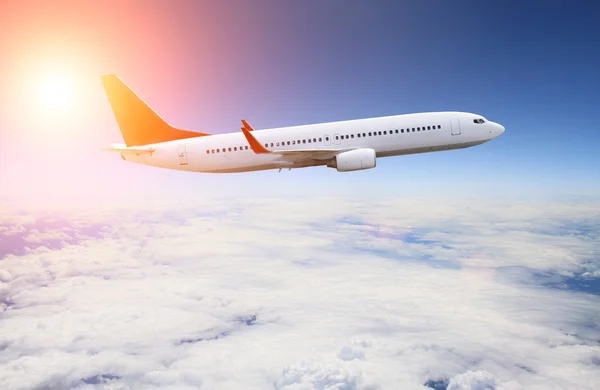 Avión volando sobre las nubes — Foto de Stock