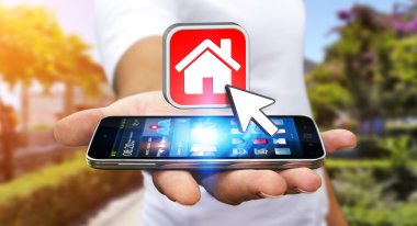 Bir daire kiralamak için modern cep telefonu kullanarak iş adamı