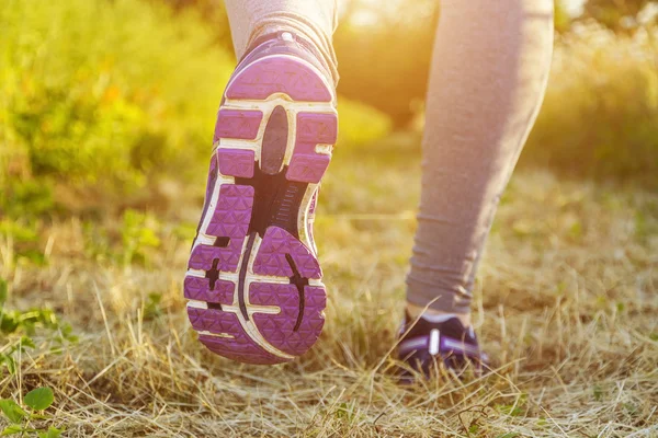 Donna che corre in un campo — Foto Stock