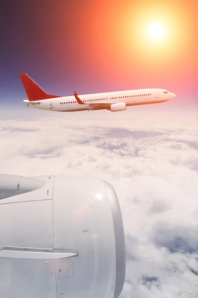 Avión volando sobre las nubes — Foto de Stock