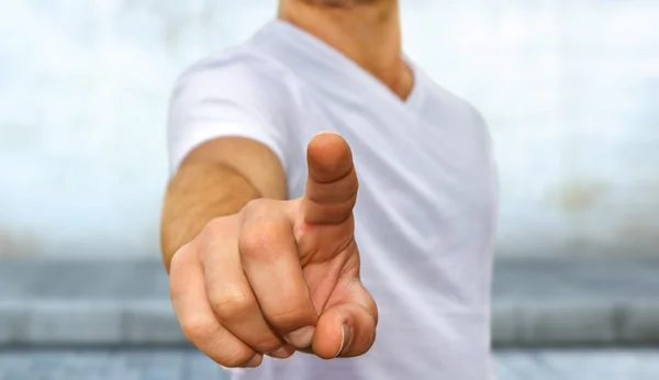 Junger Mann zeigt mit dem Finger — Stockfoto