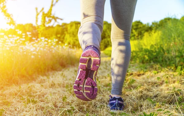 Mujer corriendo en un campo —  Fotos de Stock