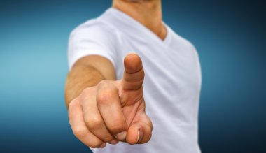 genç adam işaret parmağı