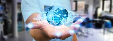 İnternette sörf adam