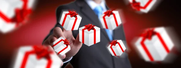 Man firar jul höll gåva i handen — Stockfoto