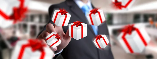 Homem celebrando o Natal segurando presente em sua mão — Fotografia de Stock