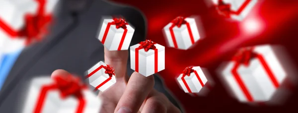 Mens vieren bedrijf de gift van Kerstmis in zijn hand — Stockfoto