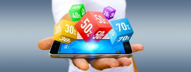 Genç adam satış döneminde alışveriş