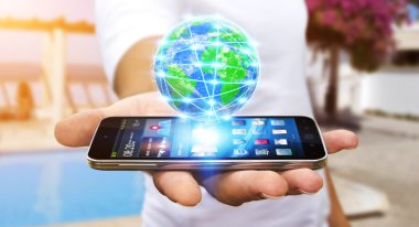 Modern cep telefonu ile internet üzerinde sörf işadamı