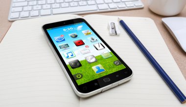 Çalışma alanı ile modern cep telefonu