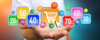 Genç adam satış döneminde alışveriş