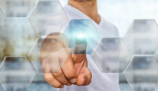 Geschäftsmann in seinem Büro mit taktiler Schnittstelle — Stockfoto