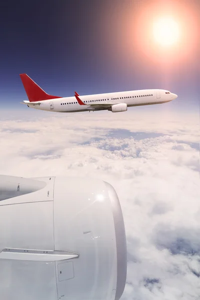 Avión volando sobre las nubes — Foto de Stock