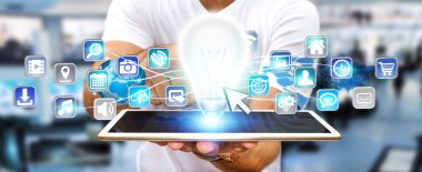 Ampul dijital simgelerle tutan işadamı