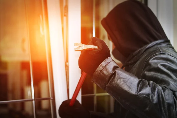 Assaltante quebrando em uma casa — Fotografia de Stock