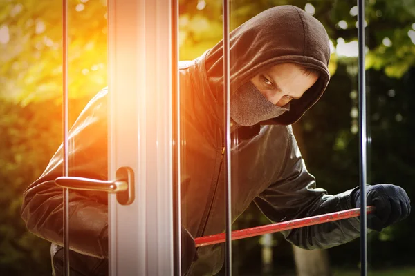 Assaltante quebrando em uma casa — Fotografia de Stock