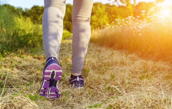 Donna che corre in un campo — Foto Stock