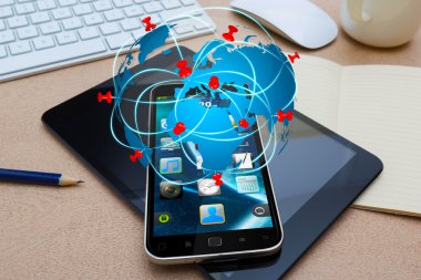 Modern cep telefonu ile seyahat etmek simge kullanma