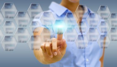 İşkadını ofisinde dokunsal arabirimini kullanarak