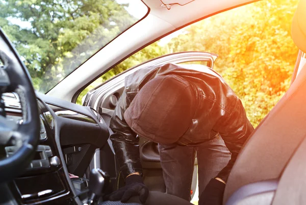 Ladrón robando un coche — Foto de Stock