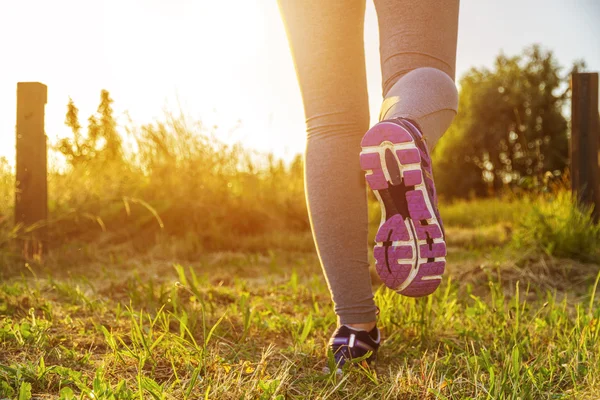 Donna che corre in un campo — Foto Stock