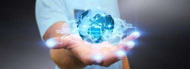 İnternette sörf adam