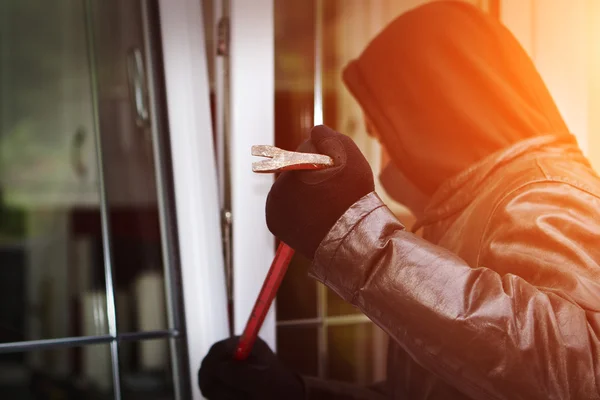 Assaltante quebrando em uma casa — Fotografia de Stock