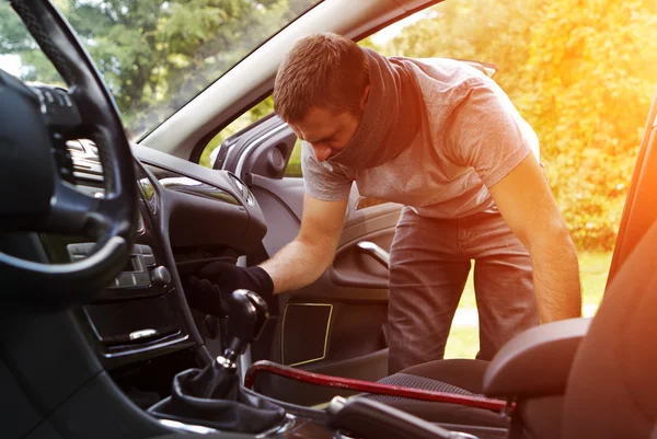 Ladrón robando un coche — Foto de Stock