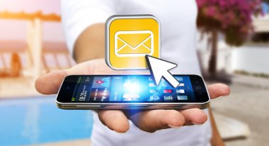 İleti göndermek için modern cep telefonu kullanan genç adam