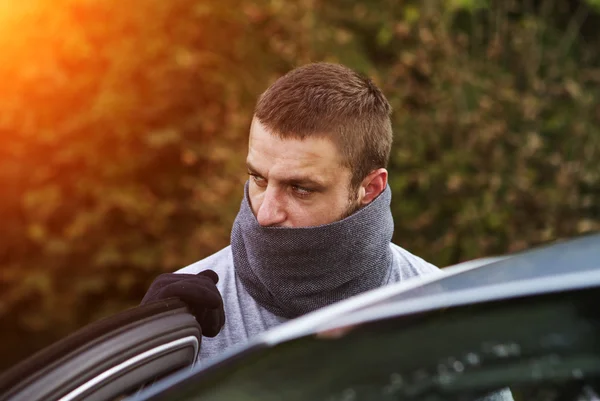 Thief stealing a car — Stock Photo, Image