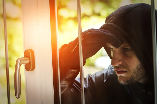 Burglar breaking in a house — Stock Photo, Image