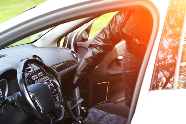 Thief stealing a car — Stock Photo, Image