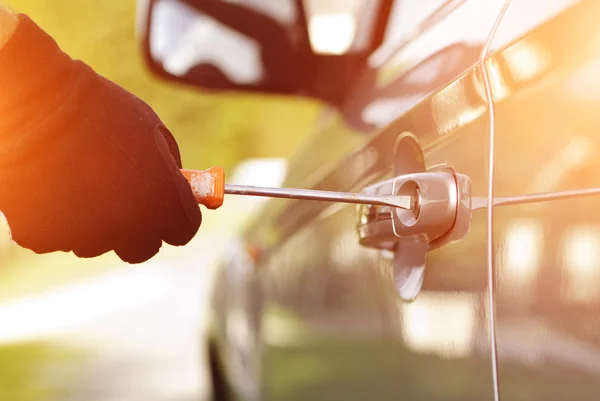 Ladrón robando un coche — Foto de Stock