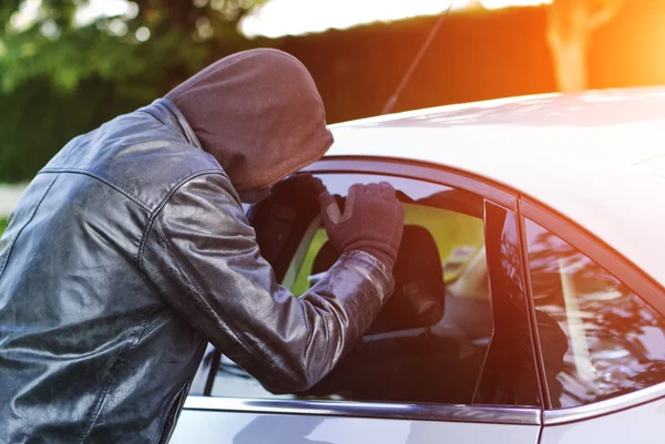 Ladrão a roubar um carro — Fotografia de Stock